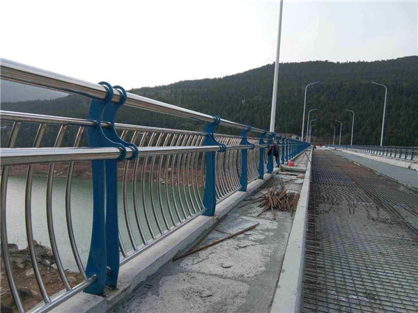 克拉玛依不锈钢桥梁护栏的特点及其在桥梁安全中的重要作用